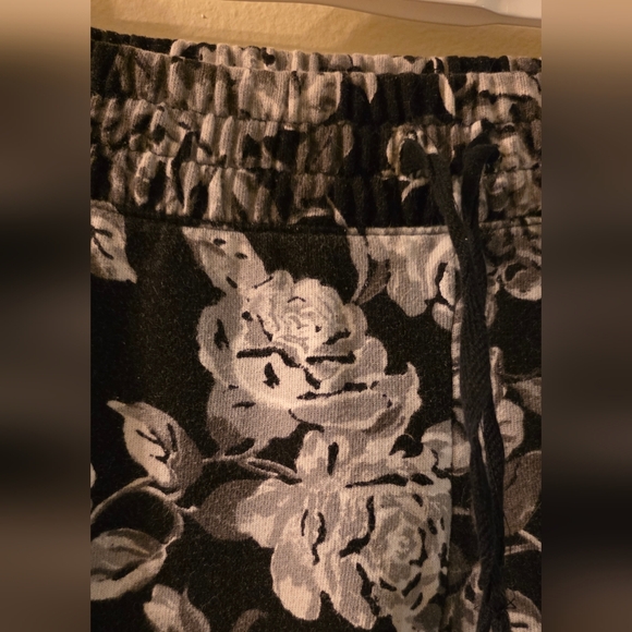 Cynthia Rowley Black and White Floral Joggers (Size Large) - Picture 3 of 14